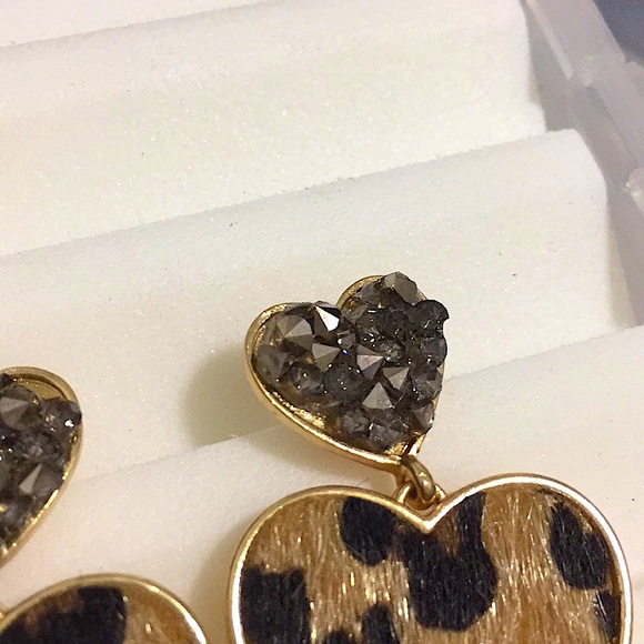 Cheetah print heart drop earrings - Picture 3 of 7